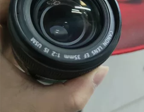 去年买的,自用佳能ef35 2.0定焦镜头...