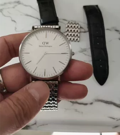 DW手表无维修没毛病，镜面有划痕，防水水。...