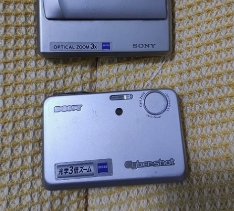 索尼数码相机两个 T1和T3 家里收拾房子...