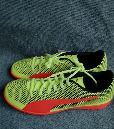 彪马专业足球鞋，这个鞋是海淘回来的，亚马逊...