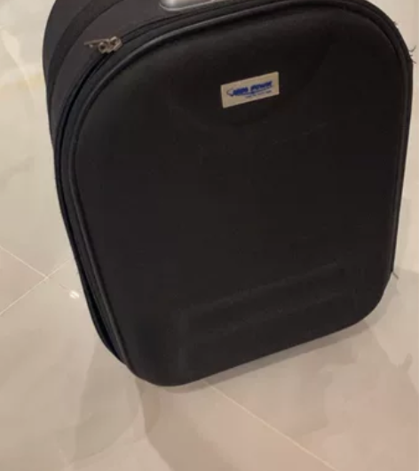 旧的行李箱，20寸登机箱。 在泰国免税店买...
