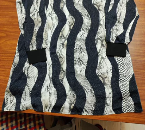 一条蕾丝带衬包臀裙，袖口松紧穿着舒服，蛇皮...