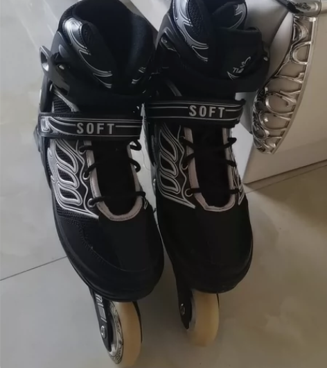 闲置42码旱冰鞋,四轮白光灯,买下由于不会...