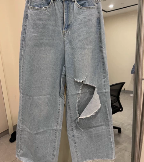 宽松显瘦高腰破洞浅色牛仔裤 现实购买M￥2...