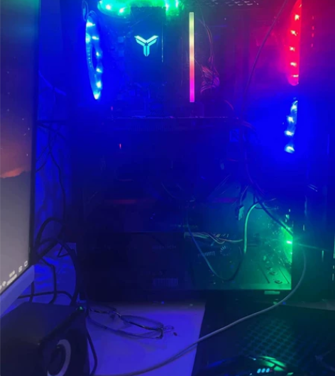 硬盘是七彩虹 显示屏是夏新 带鼠标键盘...