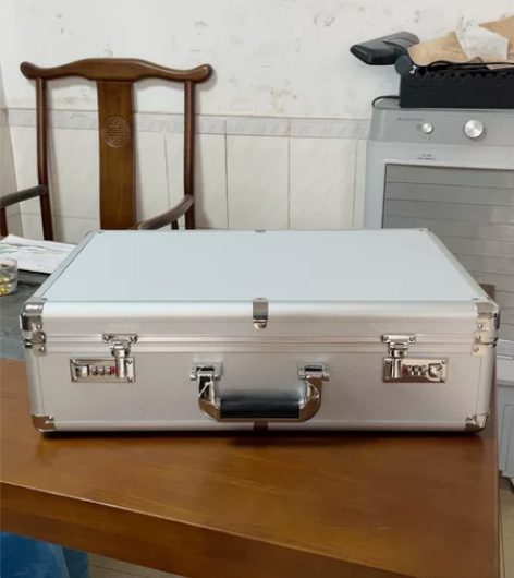 4大号全新包邮带瑕疵手提式铝合金工具箱密码...