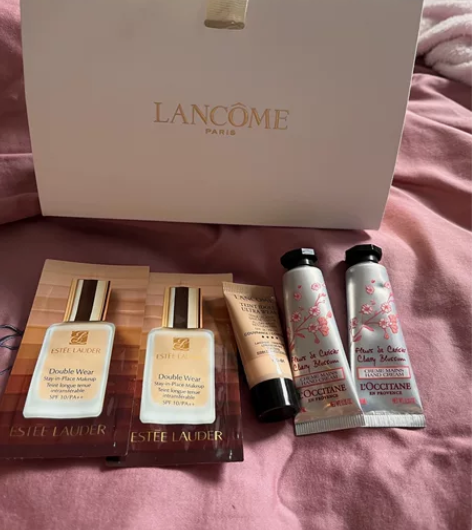 打包出，两个1ml的雅斯兰黛粉底液，1个5...