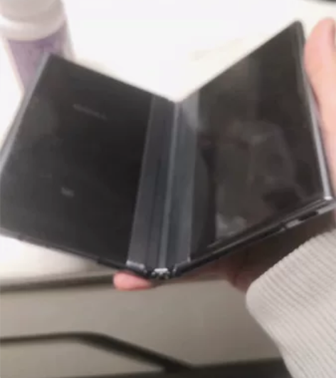 柔宇二代折叠屏256手机,手机摔到屏幕,屏...