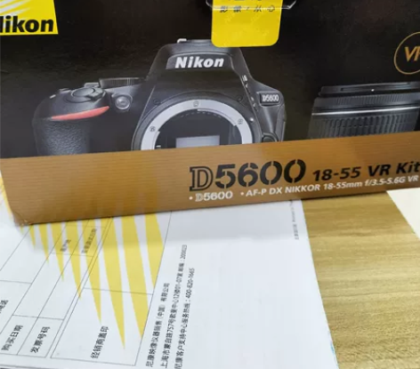 出尼康d5600+18-55套机。实体店柜...