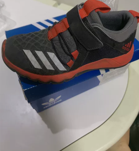 正品阿迪秋季运动鞋 感兴趣的话点“我想要”...