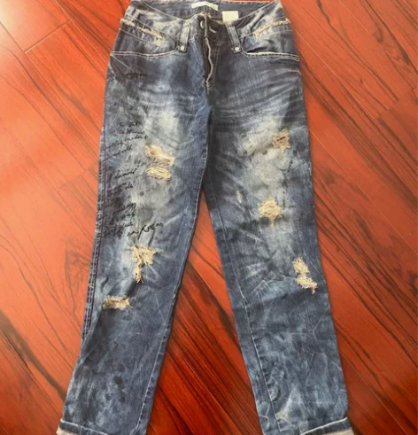 做旧女款牛仔裤，韩国的一个潮牌，3499买...