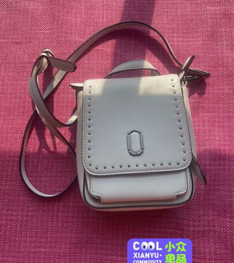 全新袋鼠斜挎包，袋鼠专柜买的，标签剪了。买...