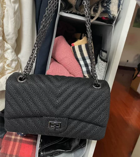 链条时尚单肩斜挎包，皮质不知道，有点闪闪的...