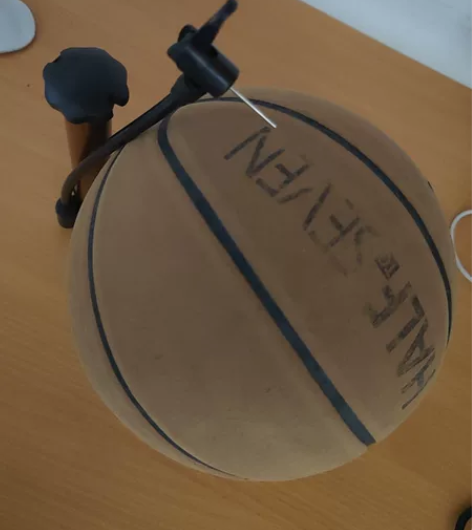 有喜欢篮球的私信我朋友的也不知道什么牌子的...