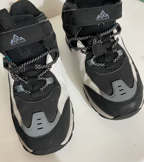 安踏男童鞋31码，图一是加棉款。新旧程度如...