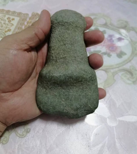 石器时代石斧，器行优美，品相完整，喜欢的联...