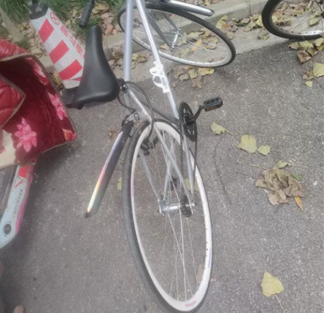 死飞公路自行车，几乎全新。超轻，可以单手拎...