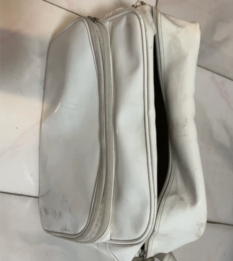 白色棒球包 能装好多东西 可当健身衣服包 ...