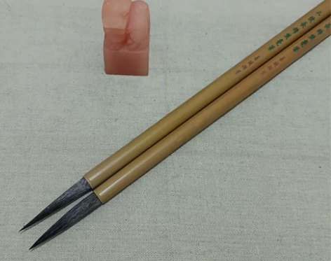 鼠须毛笔，湖笔长峰。 灰鼠尾毫，弹性非常棒...