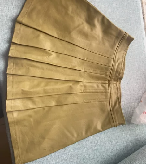 小皮裙 a字裙 就穿过2次 感兴趣的话点“...