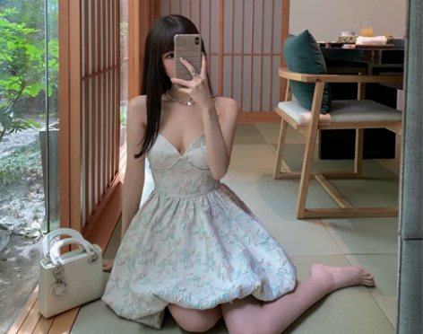 CHICYOU 凹凸纹理金丝花纹吊带裙子显...