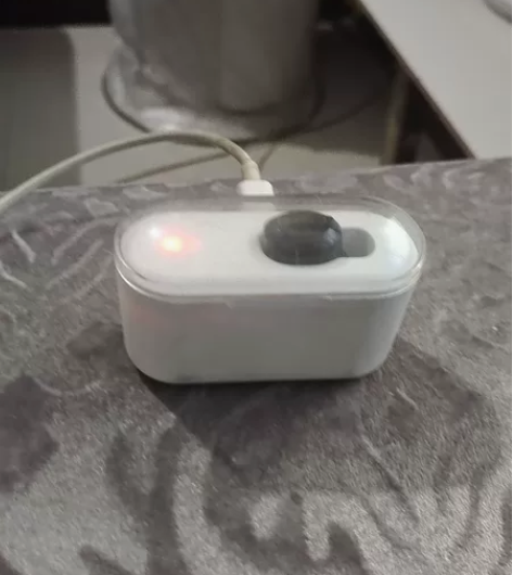 蓝牙耳机不知道什么牌子了便宜出售，可充电偏...