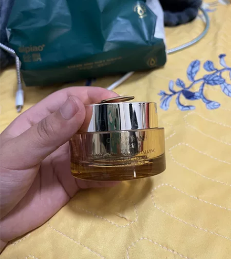 搬家了 只出面霜喜欢的来 主要面霜很多...