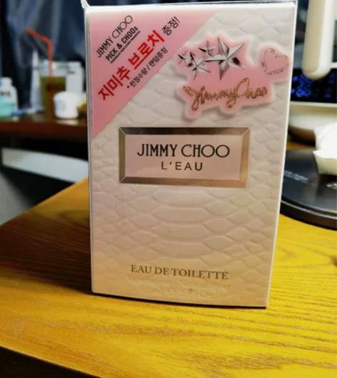 出Jimmychoo香水，味道很好闻，很早...