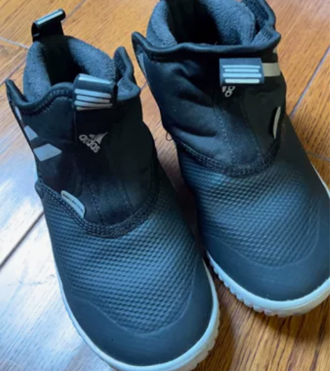 孩子换季整理出来鞋子，脚长太快，基本穿没多...