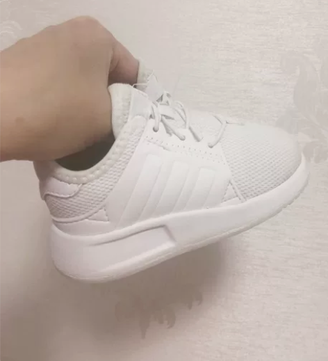 阿迪宝宝白色运动鞋 感兴趣的话点“我想要”...