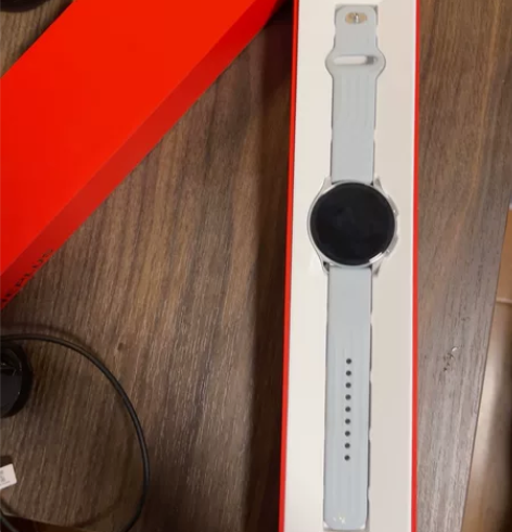 一加手表买了没戴过几次，无任何划痕磨损。箱...