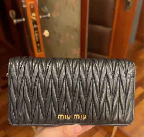 miumiu钱包女士单肩包，9新，黑色，购...