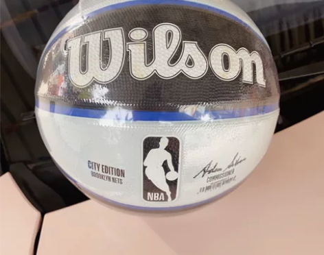 七号威尔胜篮球，黑白色橡胶材质送（网兜+气...