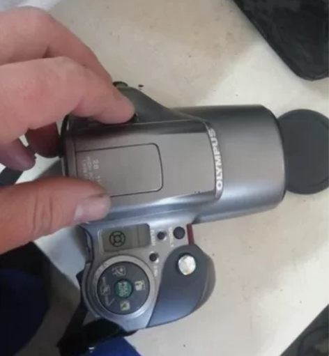olympus照相机。型号是iS-300。...