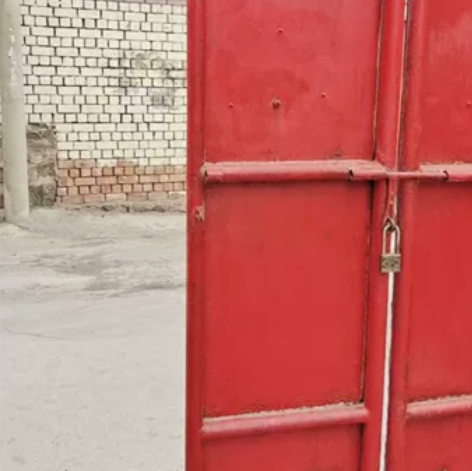 位于铝厂中学北侧九六新居院子出售，长36米...