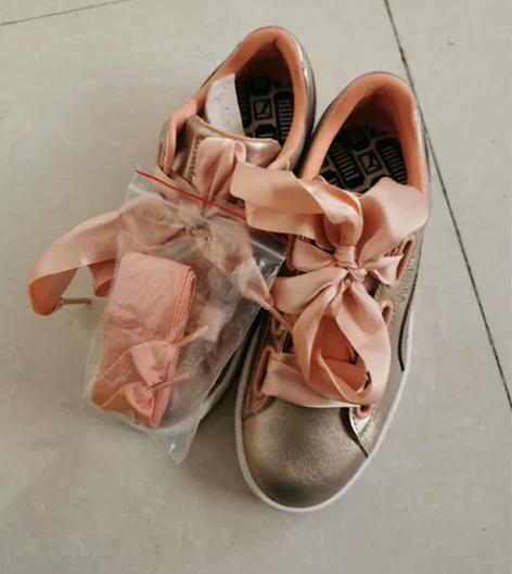 彪马 蕾哈娜金标蝴蝶结板鞋，香槟色。35....