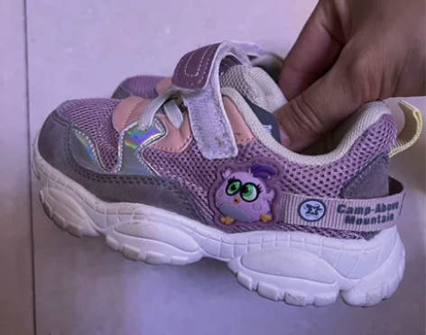 骆驼儿童鞋，二百多买来的。特别特别舒服！！...