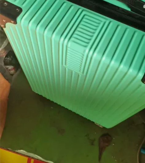 拉杆箱  买来家就用了一次  孩子军训  ...