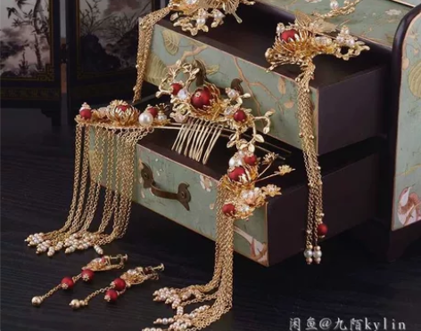 汉服发冠头饰全新，红色流苏发饰套装包含发冠...