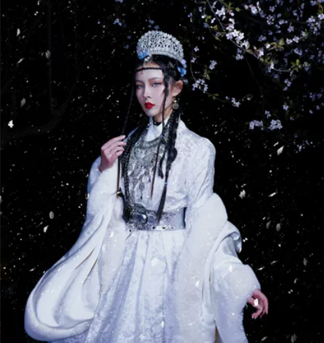 白色暗纹贴里＋水钻头冠＋水钻项链＋银色铆钉...