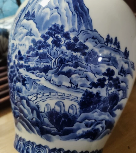 日本回流，青花花瓶，周山作。品相如图 感兴...