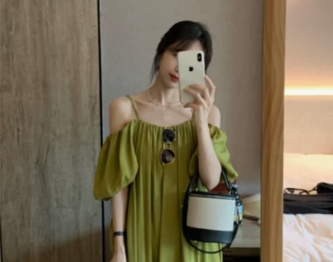 绿色法式基础款吊带一字肩连衣裙夏季女宽松露...