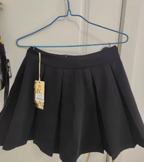 全新百褶裙半身裙黑色显瘦，喜欢姐妹赶紧带走...
