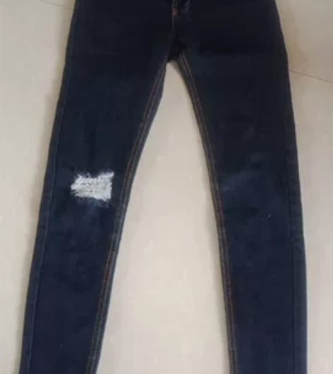 破洞洋气裤子版型正,瘦腿裤三条 感兴趣的话...