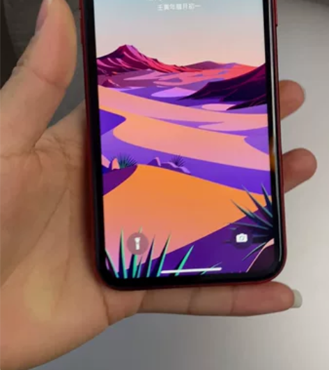 出一个苹果的的iphone 11。 黑色的...