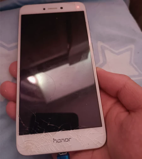 荣耀8青春版，自用，打王者够用，屏幕碎了便...