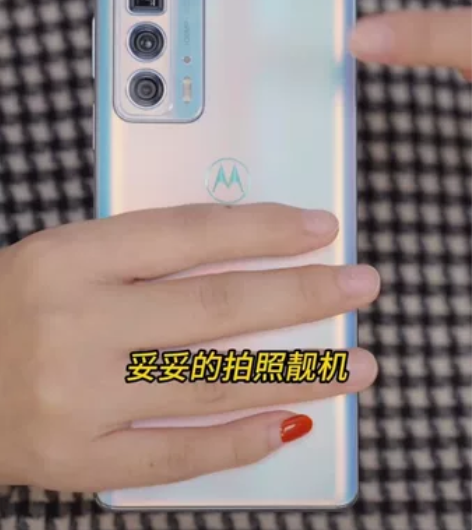 摩托罗拉手机官方宣传片。 感兴趣的话点“我...