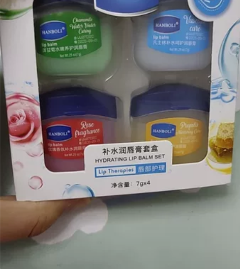润唇膏套盒，给个邮费8块全部拿走，全新的，...