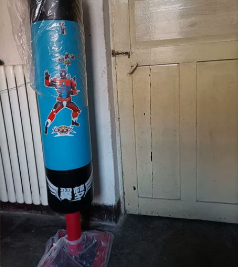 几乎全新儿童拳击沙袋，高度140厘米，用不...