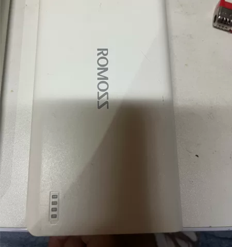 两个充电宝：小米：1w毫安 罗马仕：2w毫...